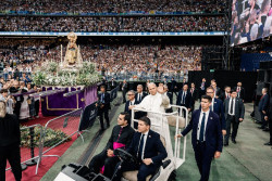 80.000 fieles arropan al Papa en el Bernab&eacute;u en un acto con la Iglesia diocesana: "Contigo, Le&oacute;n, un solo coraz&oacute;n"