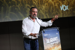 Abascal cree que S&aacute;nchez no cesa a la directora de la Guardia Civil y el DAO porque "dirige la trama mafiosa"