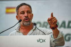 Abascal: "Las milicias de S&aacute;nchez est&aacute;n acampadas en la playa del trampol&iacute;n y en Sol"