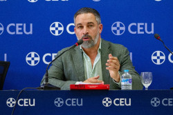 Abascal plantea someter a refer&eacute;ndum la pol&iacute;tica migratoria en plena pol&eacute;mica por la regularizaci&oacute;n y la `Ley de Nietos`