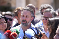 Abascal sostiene que los espa&ntilde;oles est&aacute;n "discriminados" para recibir viviendas o ayudas sociales: "Eso es lo ilegal"