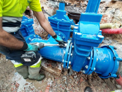 Aguas Torrelavega renueva las v&aacute;lvulas de la red de abastecimiento de la calle Juli&aacute;n Ceballos