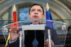 Al ministro Planas le sigue importando un pito el problema de los ganaderos de Cantabria 