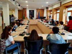 Alumnos del Jos&eacute; Luis Hidalgo visitan el Ayuntamiento de Torrelavega y recrean un Pleno