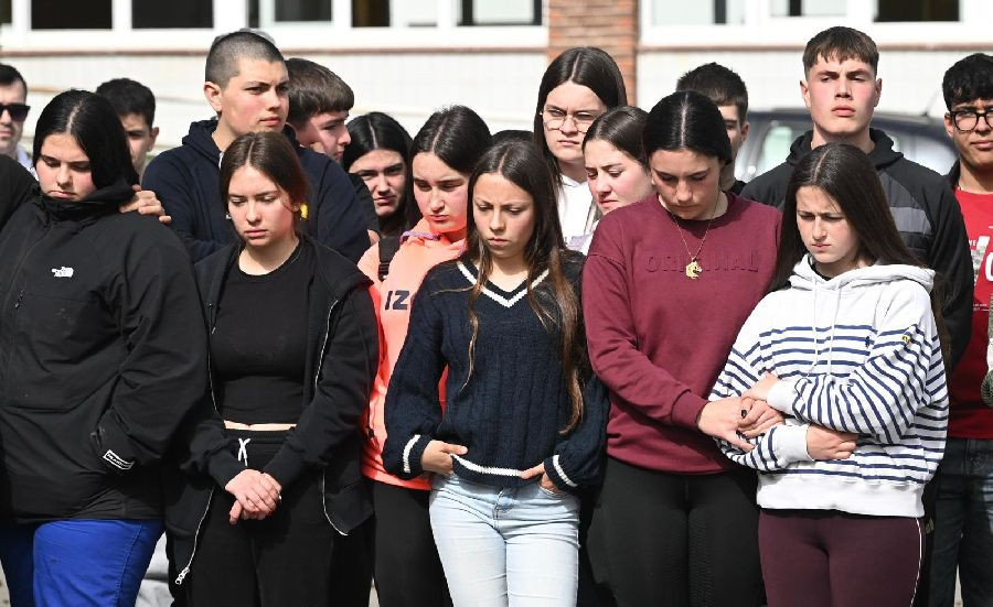 Alumnos y profesores de La Granja de Heras guardan un minuto de silencio entre l&aacute;grimas y abrazos