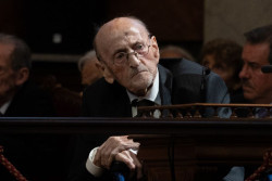 &Aacute;lvaro Pombo suspende la charla sobre su obra po&eacute;tica en el Ateneo de Santander