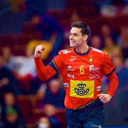 &Aacute;ngel Fern&aacute;ndez recibe la Insignia de Oro de la Federaci&oacute;n C&aacute;ntabra de Balonmano