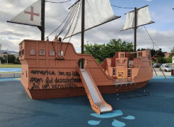 Aparecen pintadas vand&aacute;licas sobre la llegada a Am&eacute;rica en un barco del parque de Poio que recuerda a Crist&oacute;bal Col&oacute;n
