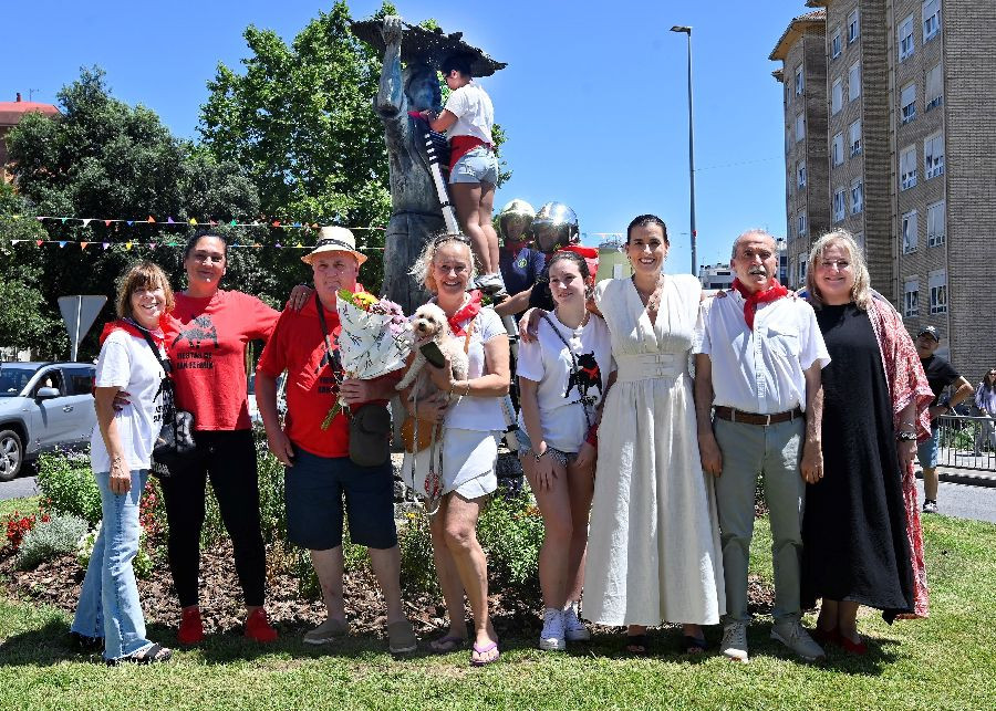 Arrancan las fiestas de San Ferm&iacute;n de Tetu&aacute;n con la colocaci&oacute;n del pa&ntilde;uelo a la estatua de la Sardinera