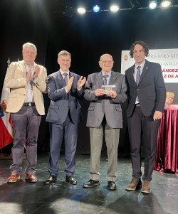 Benito Fern&aacute;ndez Enterr&iacute;a recoge el Premio Muslera de Bolos ante numerosos deportistas y aficionados