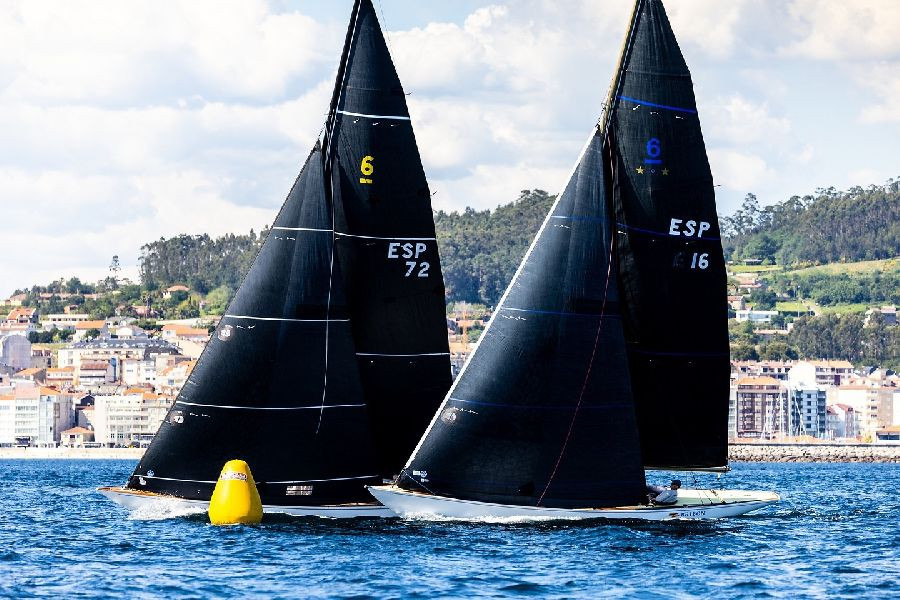 `Bribon`, con el Rey Juan Carlos, y `Moura` ganan la tercera serie del Trofeo Xacobeo en Sanxenxo