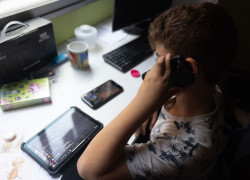 Bruselas celebra el veto en Francia de las redes sociales a menores de 15 a&ntilde;os