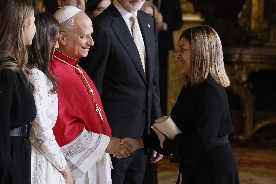 Buruaga invita al Papa a visitar Cantabria y hablan de sus or&iacute;genes familiares en Isla
