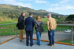 Cabárceno suma un nuevo mirador de elefantes, un "escaparate ideal" para el Parque