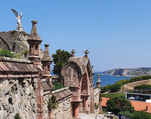 Cantabristas insta a Obispado y Gobierno a "salvar de la destrucci&oacute;n" el cementerio hist&oacute;rico de Comillas