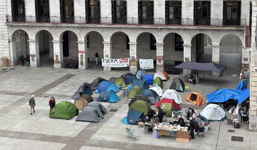 Casares dice que  los acampados de la Porticada se ir&aacute;n cuando ellos quieran