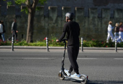 Casco para patinetes, 15 a&ntilde;os de edad m&iacute;nima y m&aacute;s protecci&oacute;n a ciclistas: nuevas normas de tr&aacute;fico desde el mi&eacute;rcoles