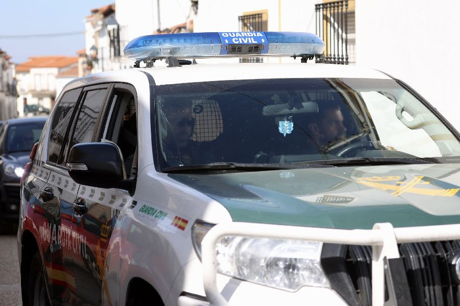 Cerca de 200 guardias civiles irrumpen en varias localidades c&aacute;ntabras en un operativo de drogas y armas