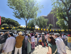 Cerca de 600 personas esperan a Le&oacute;n XIV frente a la Nunciatura: "Esta es una iglesia joven"