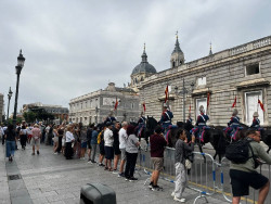 Cientos de fieles dan la bienvenida a Le&oacute;n XIV: "Papa Le&oacute;n, te queremos un mont&oacute;n"