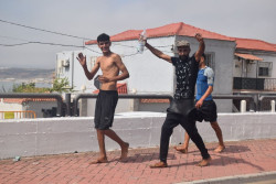 Cientos de personas cruzan a nado a Ceuta desde Marruecos con una multitud esperando al otro lado de la frontera