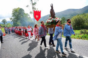 Cientos de personas realizan la tradicional subida a la ermita de La Pradera para honrar a San Cipriano