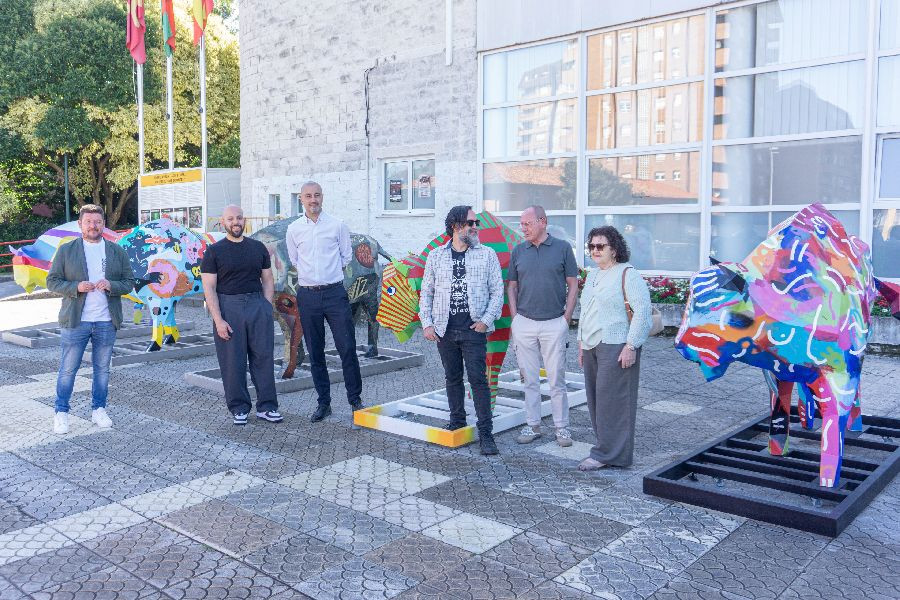 Cinco esculturas de bisontes ponen en valor el arte rupestre como promoci&oacute;n tur&iacute;stica en Torrelavega