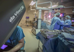 Cirug&iacute;a rob&oacute;tica m&iacute;nimamente invasiva mejora los resultados y supervivencia en el c&aacute;ncer de boca y garganta
