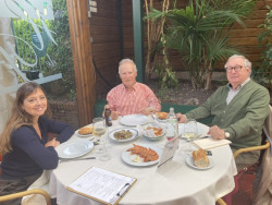 Comer en el Hipódromo de Suso a la entrada del  Faro.