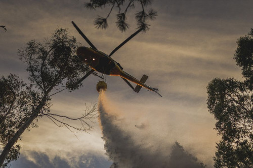 Controlado el incendio forestal de Lousame tras quemar unas 30 hect&aacute;reas, aqu&iacute; se queman por miles