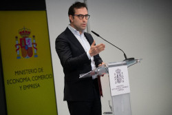 Cuerpo asegura que el Gobierno "mira uno a uno" la fijaci&oacute;n de los precios de los combustibles