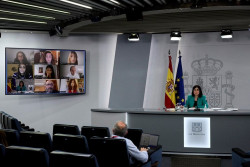  Darias asegura que Espa&ntilde;a "va como un tiro" en la vacunaci&oacute;n