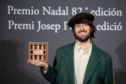 David Ucl&eacute;s gana el Premio Nadal 2026 con la novela `La ciudad de las luces muertas`