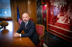De los Santos (PP) tilda de "sectario" el decreto de universidades y critica que S&aacute;nchez "copi&oacute;" su tesis en una privada