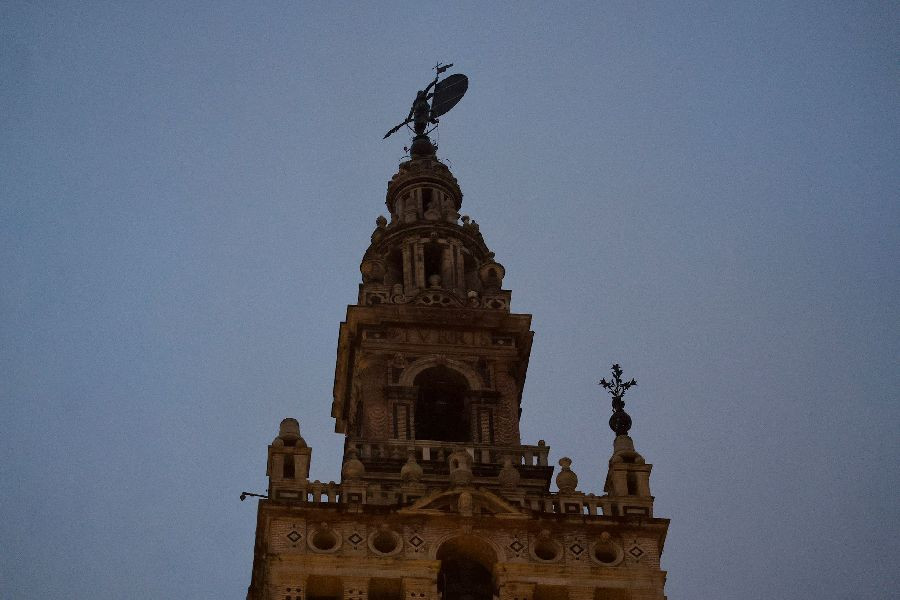 Desprendimiento de elementos de la Giralda por los fuertes vientos de la borrasca Leonardo