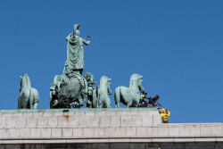 Detenidos activistas de Greenpeace por colgar una pancarta en el Arco de Moncloa contra la pr&oacute;rroga