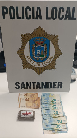 Detenidos los tres ocupantes de un coche en el que se localizaron m&aacute;s de 98 gramos de hach&iacute;s