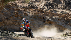 Edgar Canet aprovecha la sanci&oacute;n de Branch y retiene el liderato de motos en el Dakar