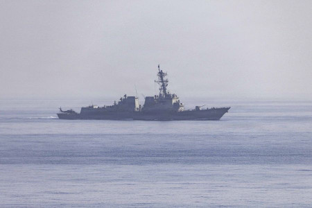 EEUU impide el paso a dos buques mercantes en Ormuz tras restablecer el bloqueo naval