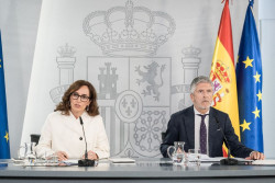 El barco `MV Hondius` arribar&aacute; en tres d&iacute;as en Canarias y los 14 espa&ntilde;oles ser&aacute;n examinados en Madrid