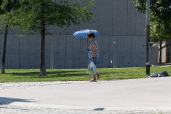 El calor pone en aviso este domingo a media Espa&ntilde;a, con tormentas fuertes en Castilla-La Mancha, Galicia y Cant&aacute;brico