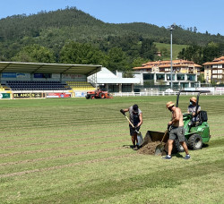 El campo de f&uacute;tbol natural se somete a las labores de mantenimiento