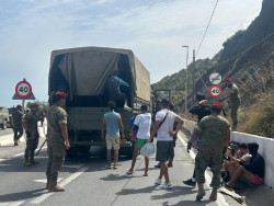 El Ej&eacute;rcito transporta a centenares de marroquies desde las barriadas de Ceuta de vuelta a la frontera