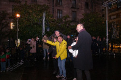 El encendido de las figuras de `Los Ni&ntilde;os Construyen la Navidad` completa el alumbrado de Torrelavega