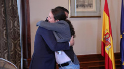 El gobierno de S&aacute;nchez est&aacute; roto y la sociedad exige elecciones.  Por Carlos Magdalena