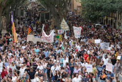 El Gobierno de S&aacute;nchez ordena cargar contra  la marcha que protestaba por el turismo masivo en Palma