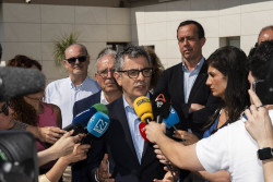 El Gobierno dice que los espa&ntilde;oles a bordo colaboran pero hay "herramientas legales" si rechazan aislarse