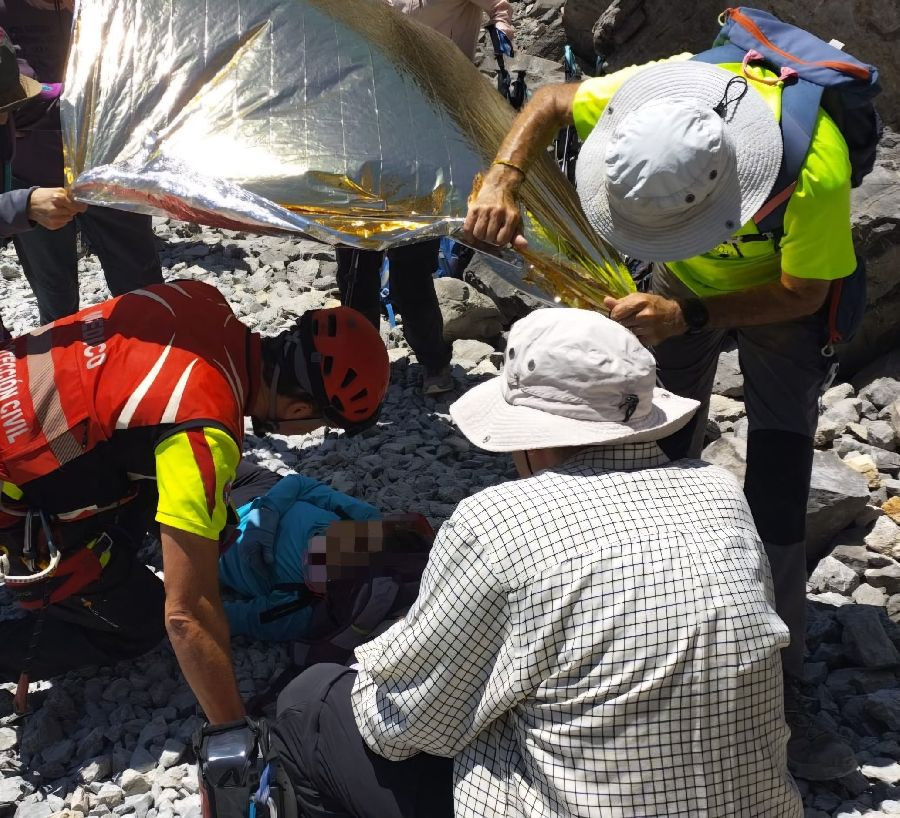 El helic&oacute;ptero rescata a una senderista de 73 a&ntilde;os con crisis epil&eacute;ptica en una ruta en Picos