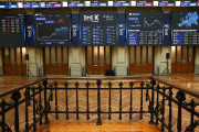 El Ibex 35 repunta un 0,7% en la media sesi&oacute;n y rebasa los 19.150 puntos, con el crudo en 105 d&oacute;lares