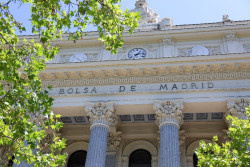 El Ibex 35 sube un 0,4% en la apertura y supera los 17.700 puntos, con el Brent rozando los 111 d&oacute;lares